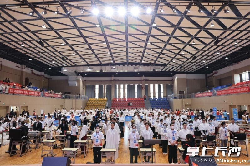 第27届湖南省发型美容美甲技能竞赛现场。 均为长沙晚报通讯员王磊摄