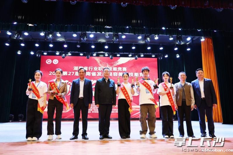 为全能冠军选手颁发“全能第一证书”。